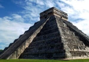 Why is it wise to have a private full-day guided Chichen Itza tour
